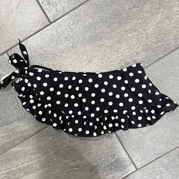 Smart & Sexy Black & White Polka Dot Bathing Skirt🏖️☀️👙⛱️ - Picture 6 of 9